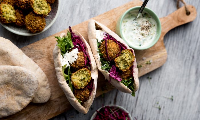 Falafel með rauðkálssalati og jógúrtsósu