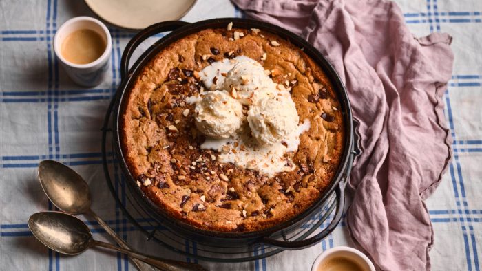 Stór súkkulaðikaka í pönnu með ís og möndlum