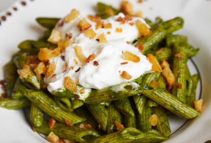 Penne Rigate með grænkáli, burrata & krydduðum brauðteningum