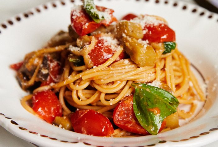 Spaghetti með eggaldin, kirsuberjatómötum & rifnum parmesanosti