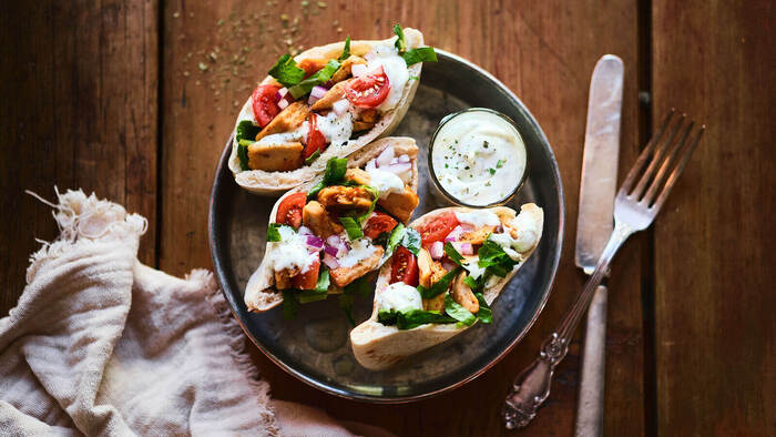 Vegan pítur með Ellustínu „kjúklingabitum“, grænmeti og pítusósu