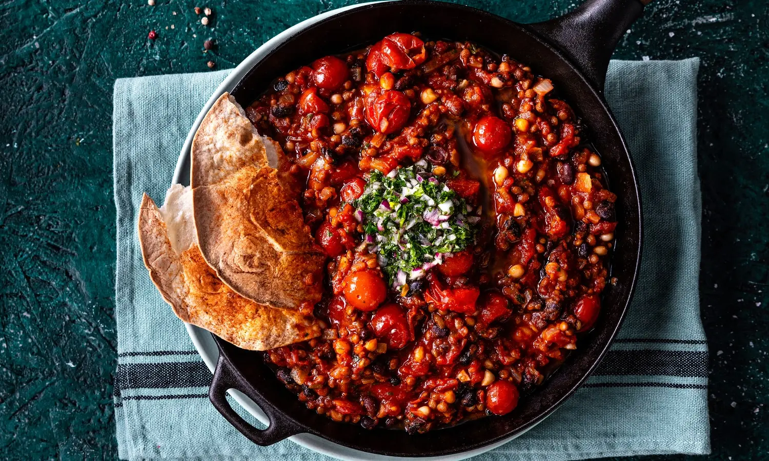 Baunir með tómötum og chimichurri-mauki